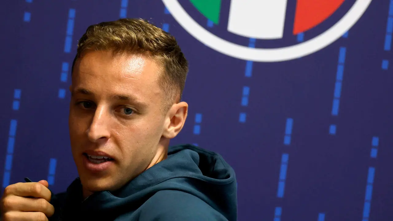 El centrocampista italiano Davide Frattesi durante la rueda de prensa convocada este lunes en el lugar de concentraci&oacute;n de la selecci&oacute;n de Italia, en la localidad alemana de Iserlohn, de cara al partido de la Eurocopa que disputar&aacute; el combinado contra Espa&ntilde;a el pr&oacute;ximo jueves..EFE/ Alberto Est&eacute;vez