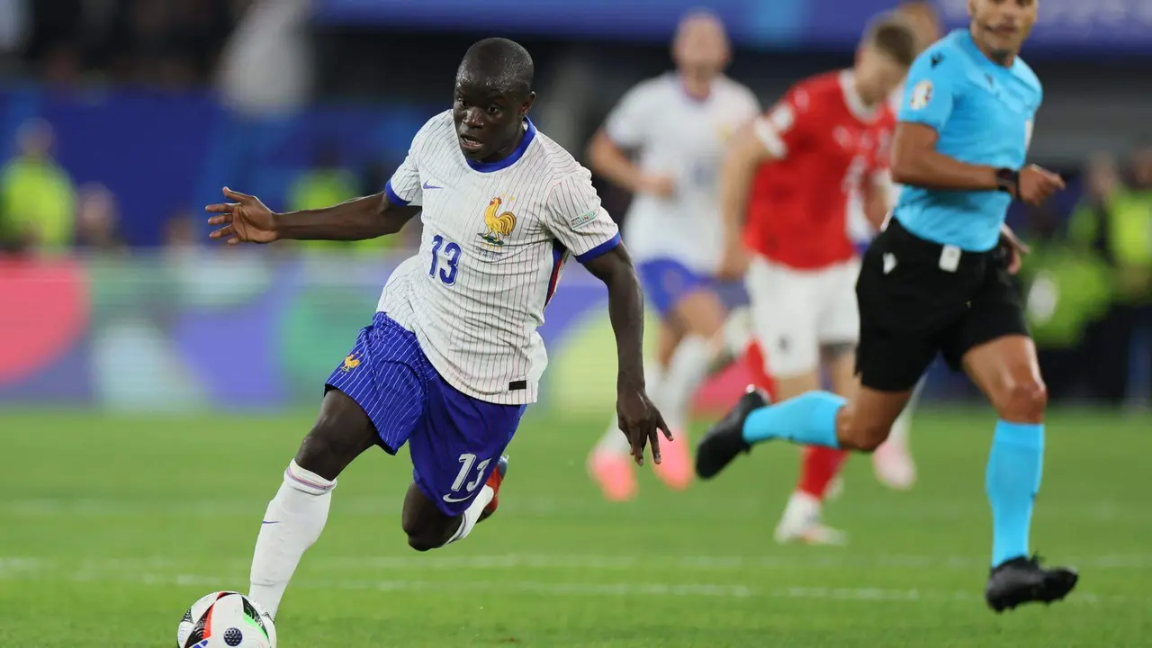 El emdio franc&eacute;s N'Golo Kante se marcha con bal&oacute;n durante el partido del grupo D que han jugado Austria y francia en D&uuml;sseldorf, Alemania. EFE/EPA/Leszek Szymanski