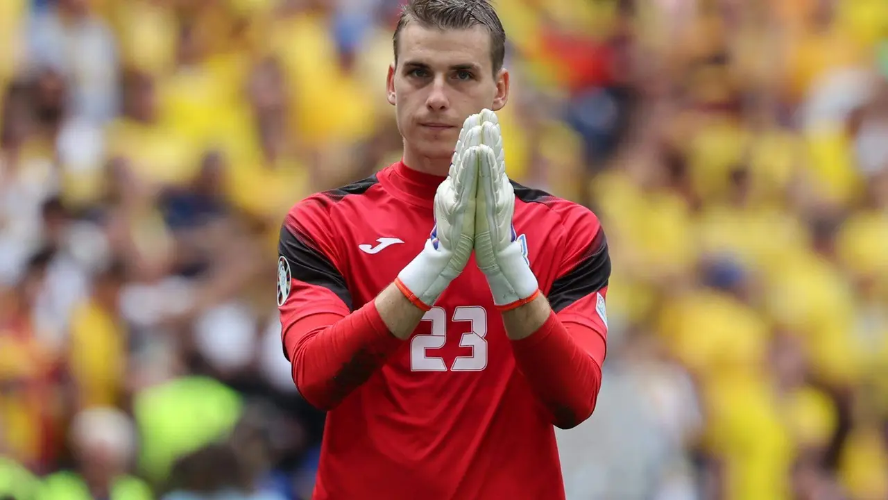 El portero ucraniano Andriy Lunin pide perd&oacute;n con un gesto a sus seguidores despu&eacute;s de perder el partido de f&uacute;tbol del Grupo E de la Eurocopa 2024 entre Rumania y Ucrania, en Munich, Alemania. EFE/EPA/MOHAMED MESSARA