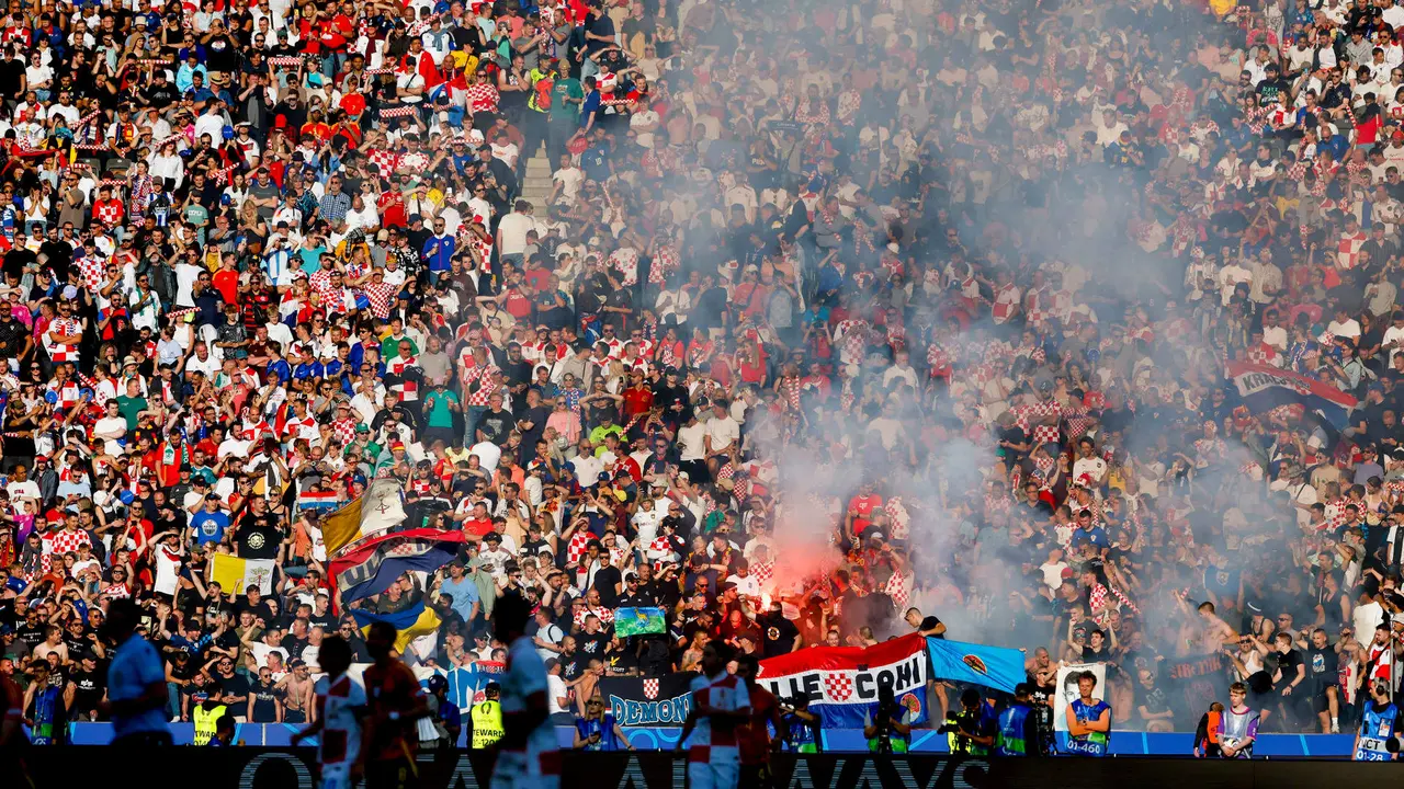 Seguidores croatas durante el partido ante Espa&ntilde;a. EFE/J.J. Guillen