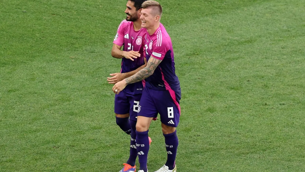 Los alemanes Toni Kroos (d) y Ilkay Gundogan tras el partido del grupo A que han jugado Alemania y Hungr&iacute;a en Stuttgart, Alemania. ) EFE/EPA/MOHAMED MESSARA