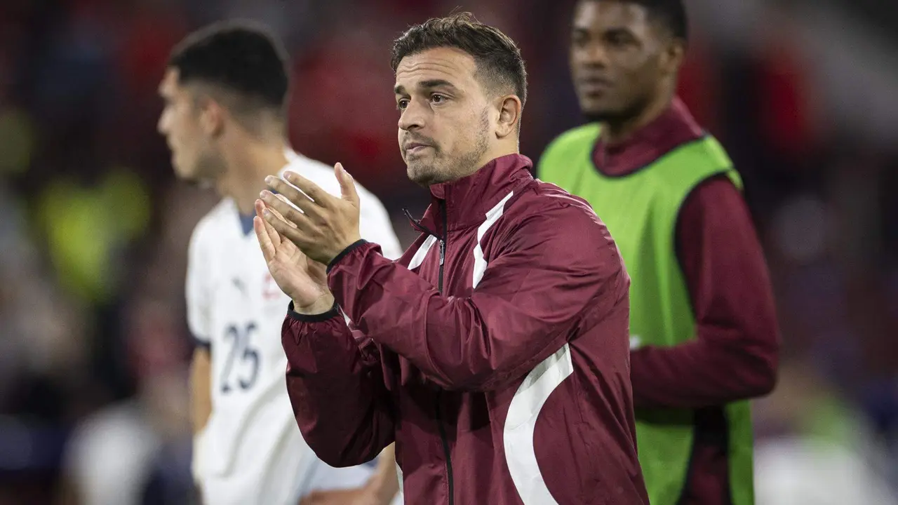 El suizo Xherdan Shaqiri saluda a los seguidores durante el partido de este mi&eacute;rcoles ante Escocia. EFE/EPA/PETER KLAUNZER