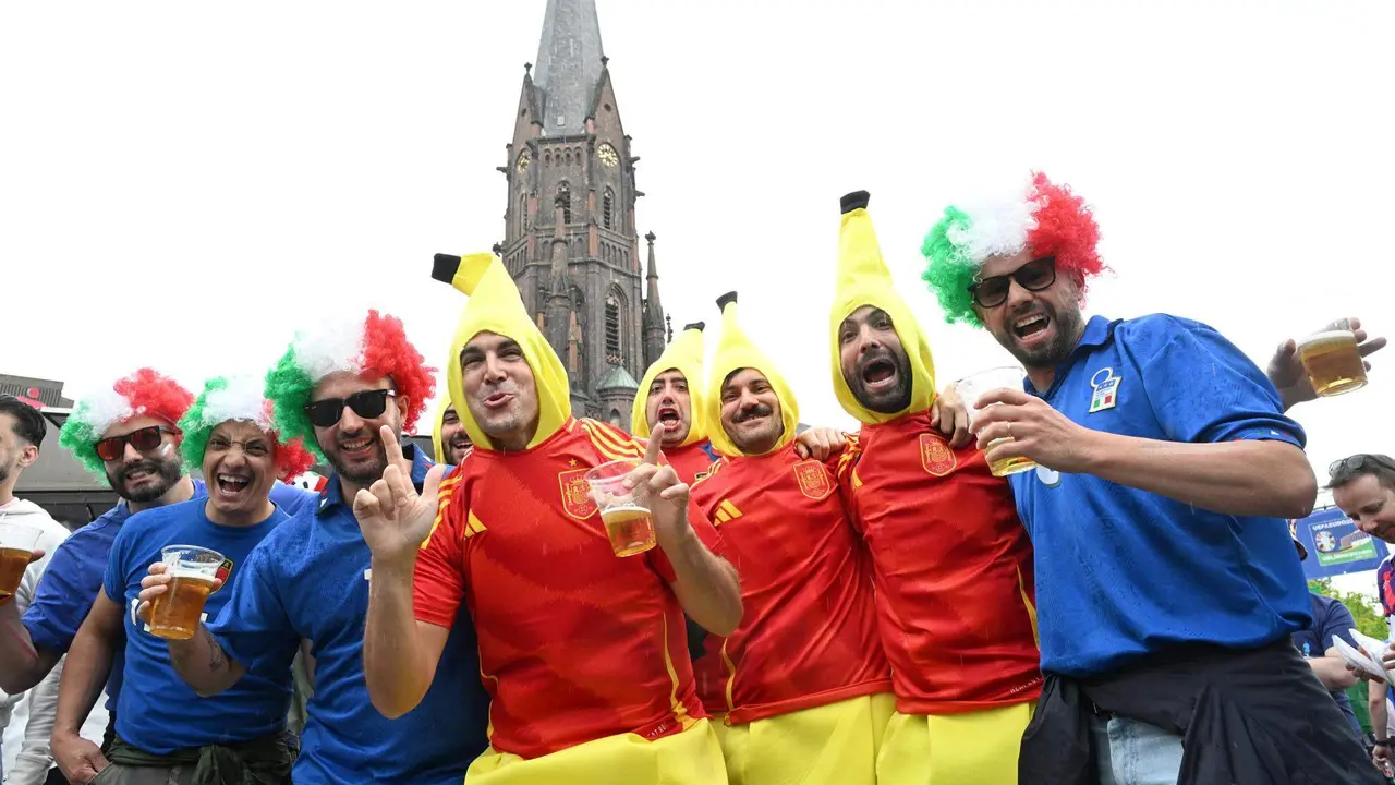 Espa&ntilde;a e Italia, aficiones hermanadas en Gelsenkirchen, Alemania. EFE/EPA/DANIEL DAL ZENNARO