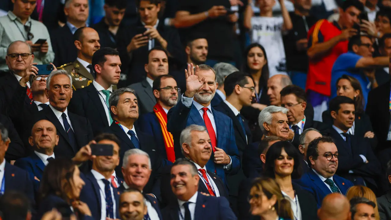 El rey Felipe VI (c) antes del inicio del encuentro disputado este jueves entre Espa&ntilde;a e Italia correspondiente al segundo encuentro de la fase de grupos de la Eurocopa 2024 en Gelsenkirchen (Alemania). EFE/ Alberto Est&eacute;vez