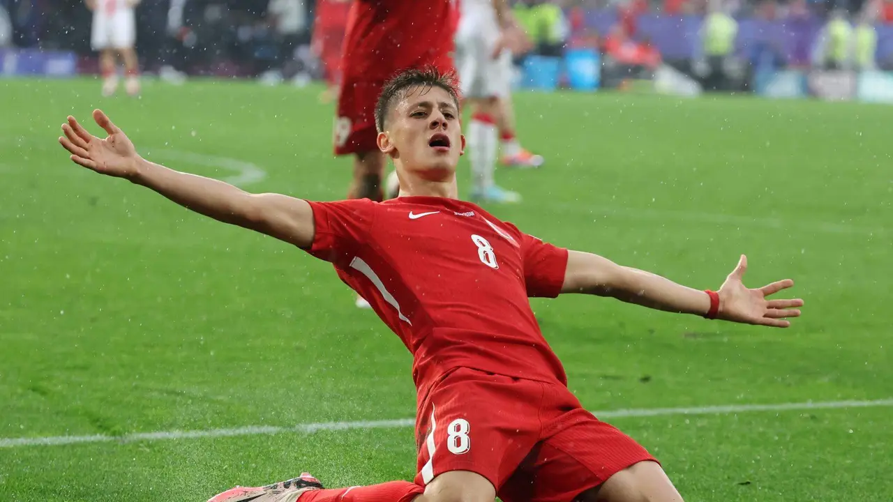 El jugador de Turqu&iacute;a Arda G&uuml;ler celebra tras marcar el 2-1 durante el partido de la Eurocopa 2024 que disputaron Turqu&iacute;a y Georgia en Dortmund, Alemania. EFE/CHRISTOPHER NEUNDORF