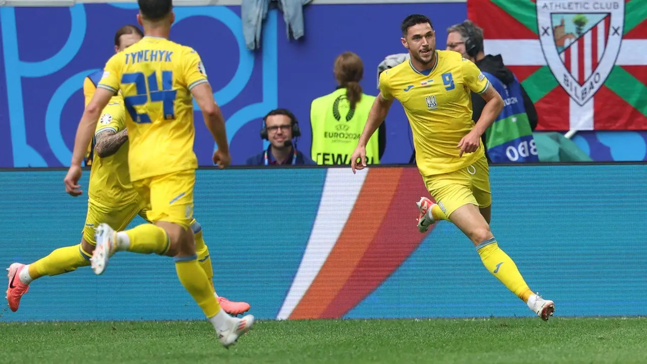 El jugador ucraniano Roman Yaremchuk (d) celebra el 2-1 durante el partido del grupo E que han jugado Eslovaquia y Ucrania en D&uuml;sseldorf en Alemania. EFE/EPA/CHRISTOPHER NEUNDORF