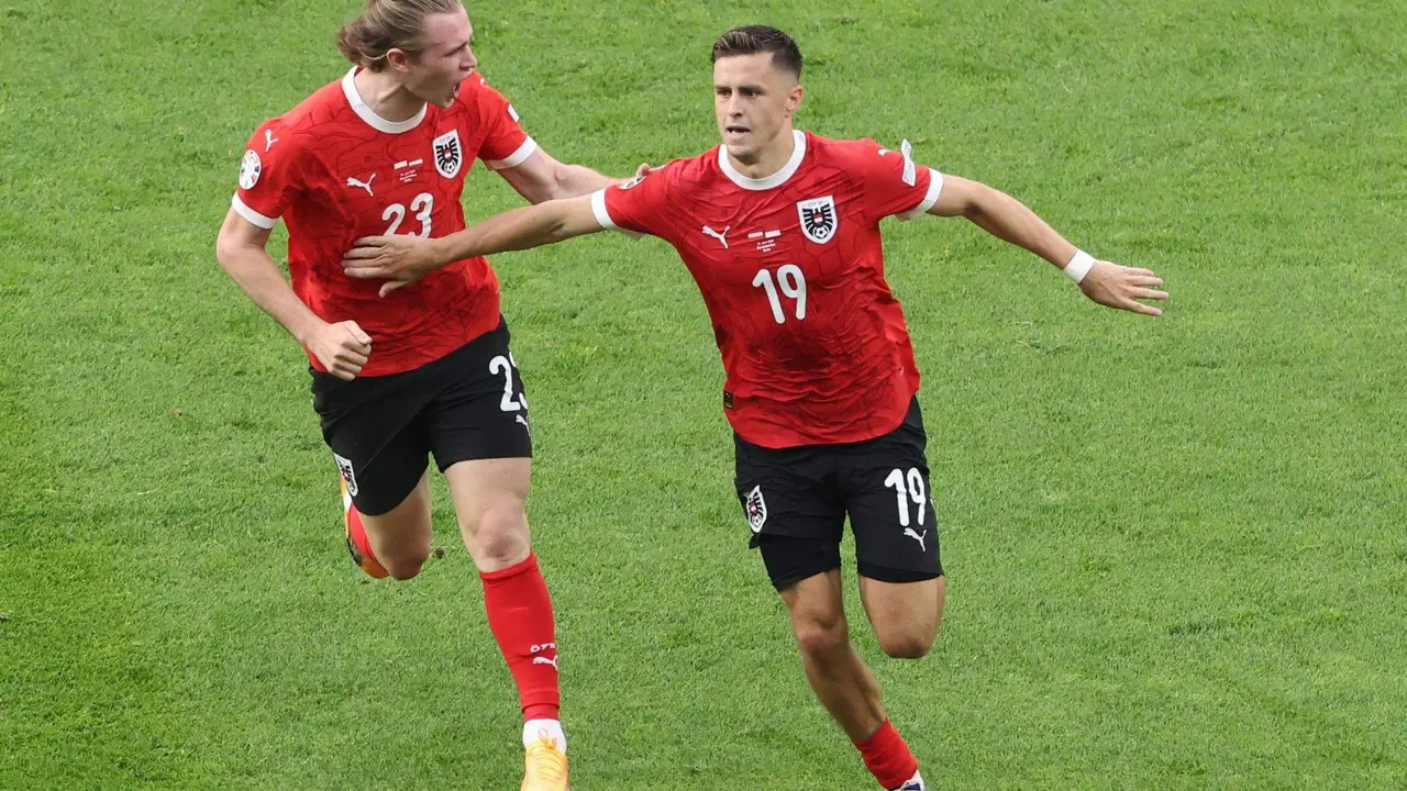 El medio de Austria Christoph Baumgartner (d) logra el 2-1 durante el partido del grupo D que han jugado Polonia y Austriaen el Olimpico de Berl&iacute;n, Alemania.EFE/EPA/ABEDIN TAHERKENAREH