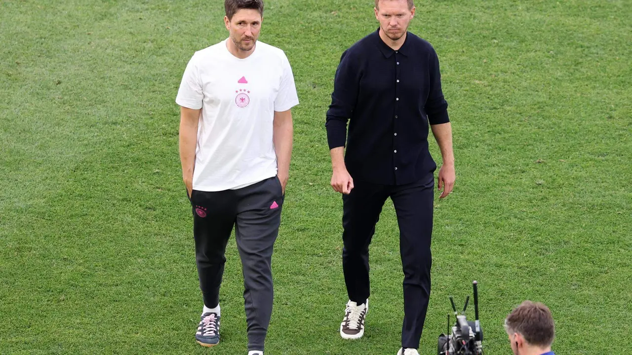 El seleccionador Julian Nagelsmann y su segundo Benjamin Gluck en Stuttgart, Alemania. EFE/EPA/MOHAMED MESSARA