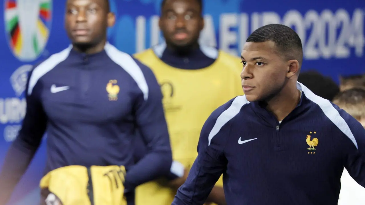 El jugador franc&eacute;s Kylian Mbappe llega al partido de f&uacute;tbol de la Eurocopa 2024 del Grupo D entre Holanda y Francia, en Leipzig, Alemania. EFE/EPA/RONALD WITTEK