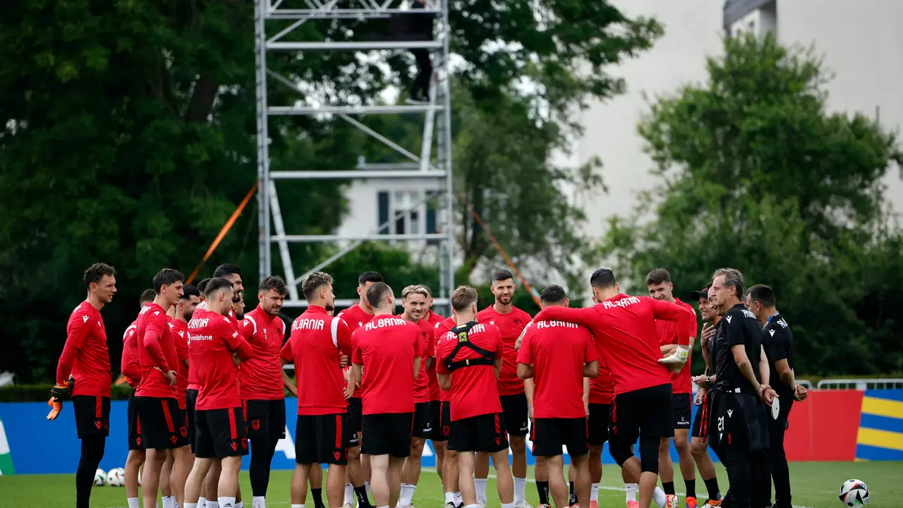 El seleccionador de Albania, Sylvio Mendes 'Sylvinho' (d), da una charla a sus jugadores durante el entrenamiento que la selecci&oacute;n albanesa ha realizado este domingo en Kaiserau (Alemania). Albania se enfrentar&aacute; ma&ntilde;ana a Espa&ntilde;a en D&uuml;sseldorf en la tercera jornada de la fase de grupos de la Eurocopa 2024. EFE/Alberto Est&eacute;vez