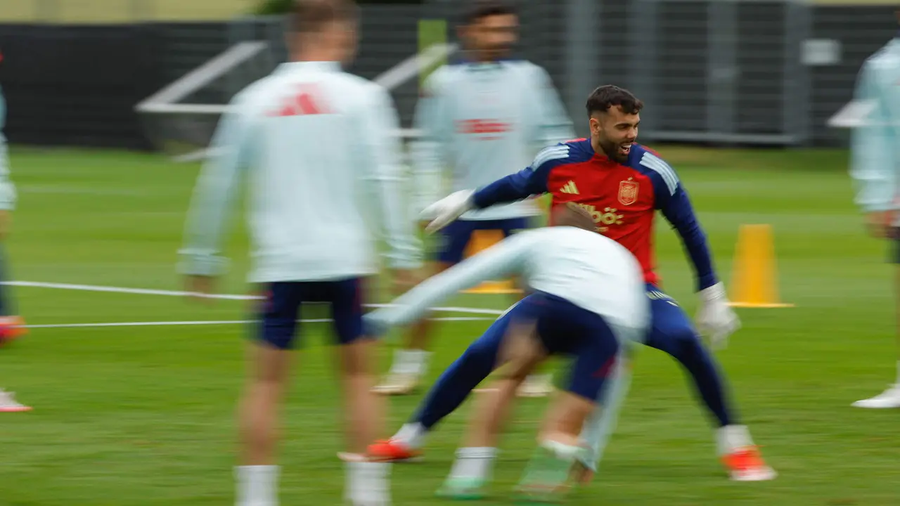 El portero David Raya (d, de rojo) en una entrenamiento de Espa&ntilde;a en Donaueschingen, Alemania.. EFE/ JJ Guillen