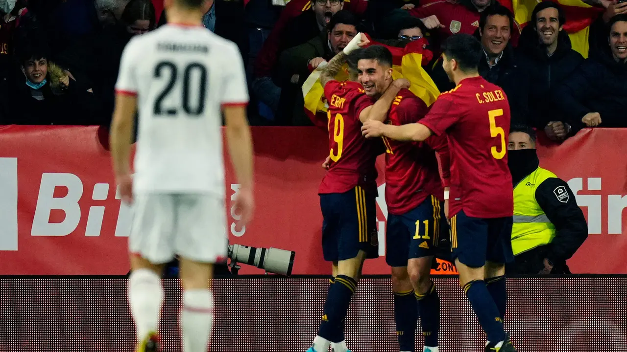 El delantero de la selecci&oacute;n de Espa&ntilde;a Ferr&aacute;n Torres (2d), celebra su gol contra Albania, el 26 de marxo de 2022 en el RCDE Stadium, en Cornell&aacute; (Barcelona) en foto de archivo de Enric Fontcuberta. EFE