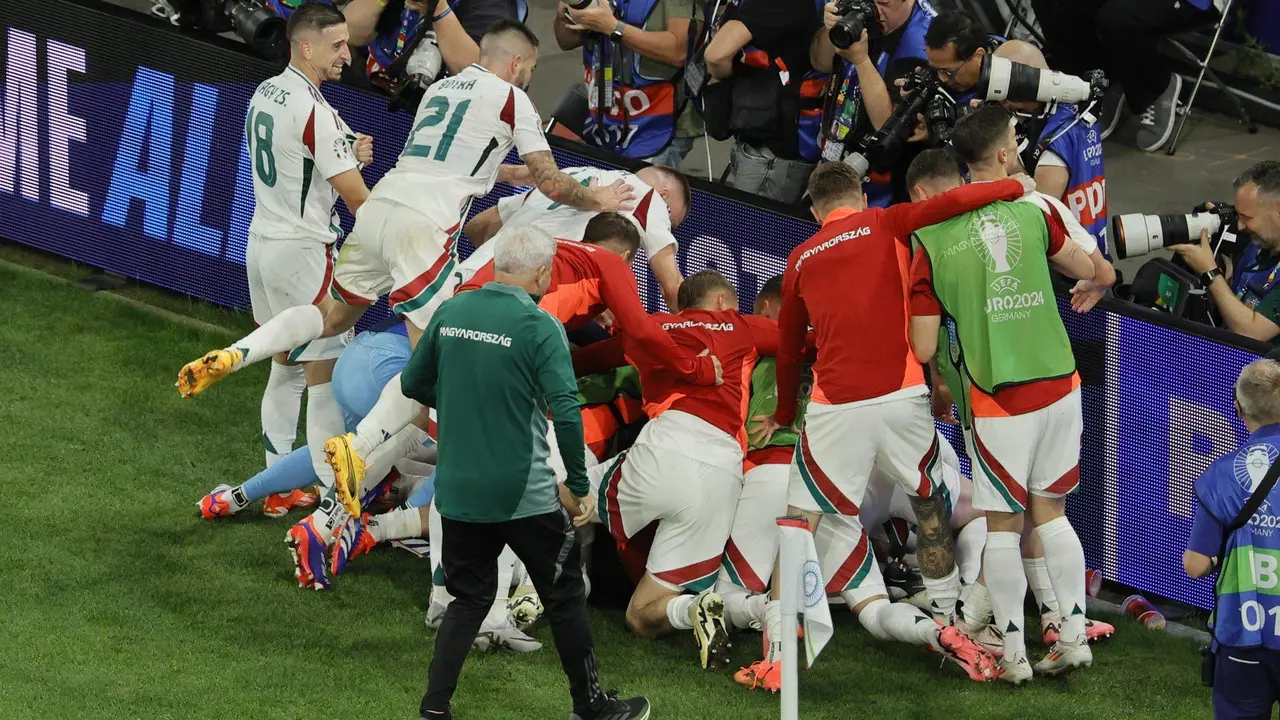 Los jugadores de Hungr&iacute;a celebran el 0-1 durante el partido del grupo A que han jugado Escocia y Hungr&iacute;a en Stuttgart, Alemania. EFE/EPA/RONALD WITTEK