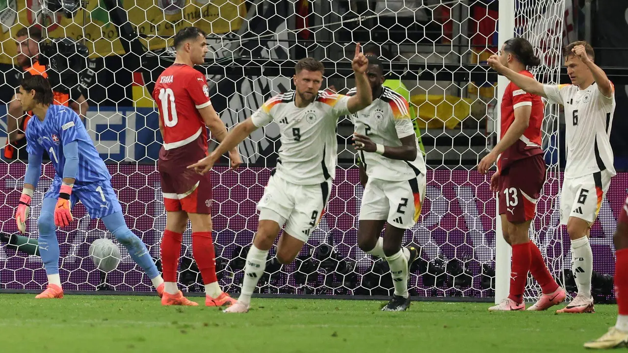 EL delantero alem&aacute;n Niclas F&uuml;llkrug (c) celebra el 1-1 durante el partido del grupo A que han jugado Suiza y Alemania en Fr&aacute;nkfort, Alemania. EFE/EPA/FRIEDEMANN VOGEL