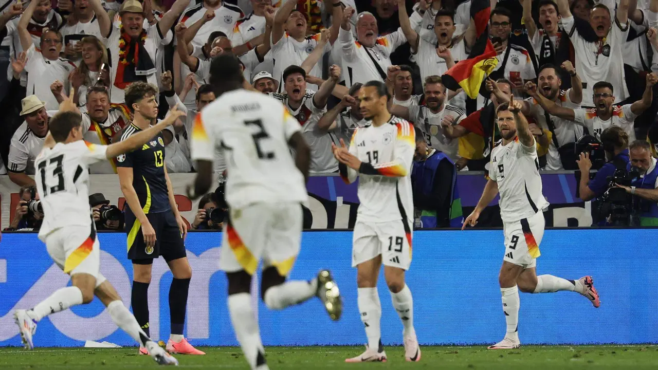 El alem&aacute;n Niclas Fullkrug (d) celebra un gol con su selecci&oacute;n, en una foto de archivo. EFE/EPA/RONALD WITTEK