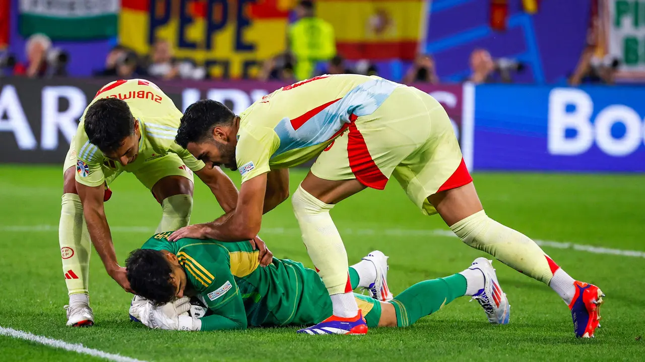 Los jugadores de la selecci&oacute;n espa&ntilde;ola, Mikel Merino (d) y Mart&iacute;n Zubimendi (i) felicitan a su compa&ntilde;ero, el guardameta David Raya, tras realizar una gran parada durante el encuentro correspondiente a la fase de grupos de la Eurocopa 2024 disputado entre las selecciones de Espa&ntilde;a y Albania en D&uuml;sseldorf (Alemania), este lunes. EFE/ Alberto Est&eacute;vez
