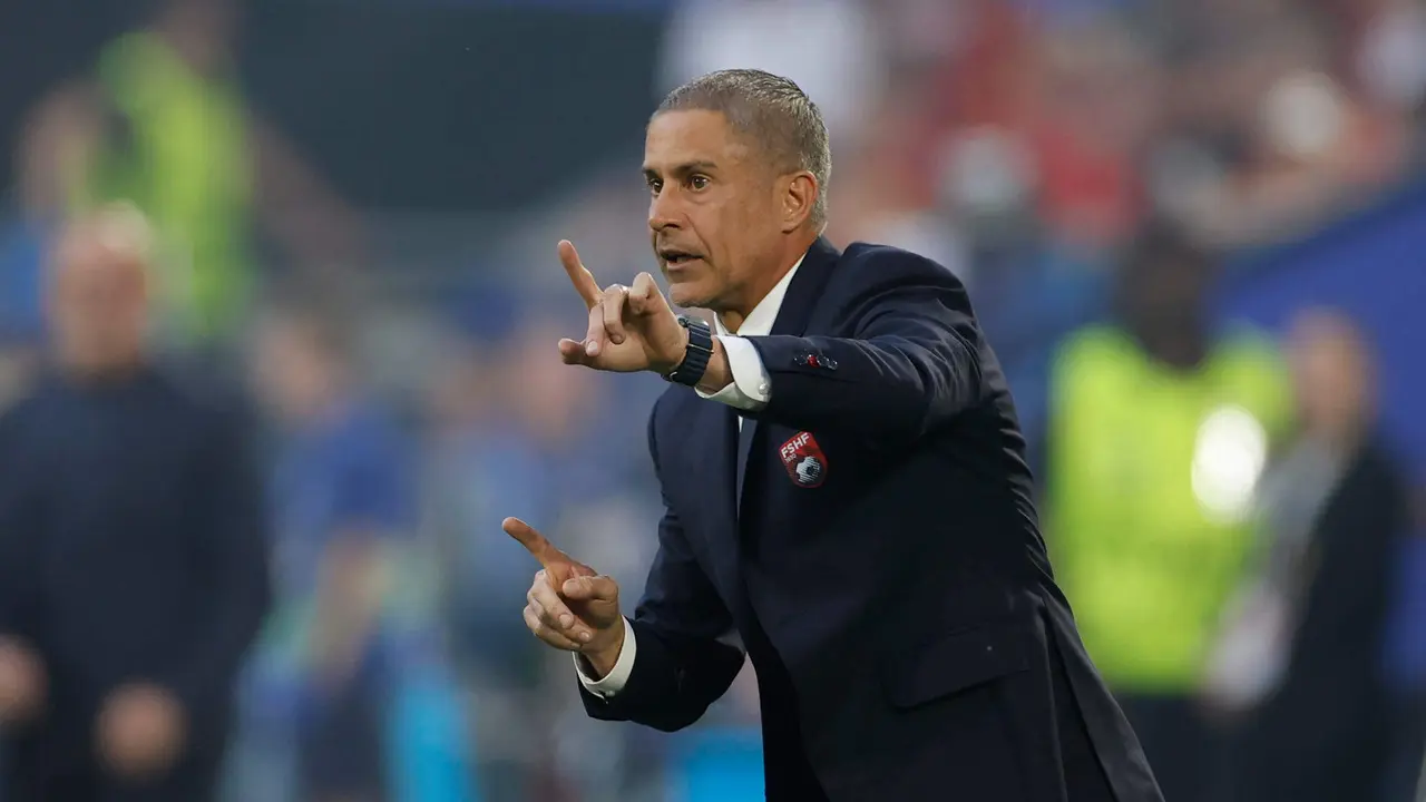 El seleccionador de Albania, Sylvinho, durante el encuentro de la fase de grupos de la Eurocopa 2024 disputado entre las selecciones de Espa&ntilde;a y Albania en D&uuml;sseldorf (Alemania), este lunes. EFE/ Alberto Est&eacute;vez