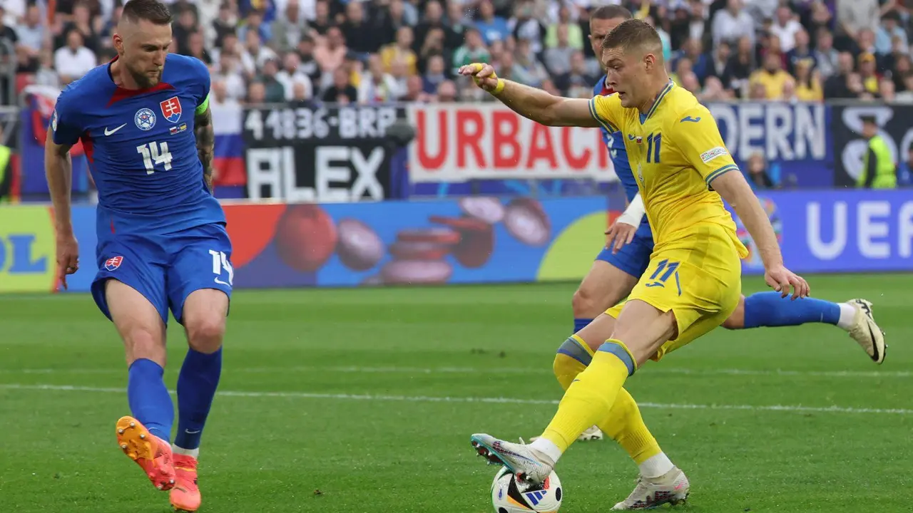 El jugador ucraniano Artem Dovbyk en acci&oacute;n contra el eslovaco Milan Skriniar (i) durante el partido de f&uacute;tbol del grupo E de la Eurocopa 2024 entre Eslovaquia y Ucrania, en Dusseldorf, Alemania. EFE/EPA/CHRISTOPHER NEUNDORF