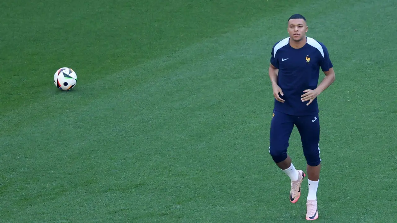 Enmascarado para proteger su fractura de nariz, Kylian Mbapp&eacute; regresa al once de Francia en el partido ante Polonia en Dortmund EFE/EPA/GEORGI LICOVSKI