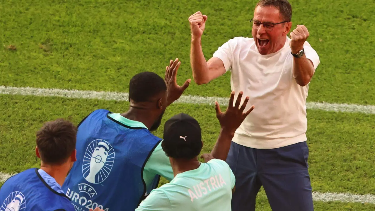 Ralf Rangnick, seleccionador de Austria, celebra la victoria sobre Pa&iacute;ses Bajos y la clasificaci&oacute;n para octavos de final de la Eurocopa como primera de grupo. EFE/EPA/HANNIBAL HANSCHKE