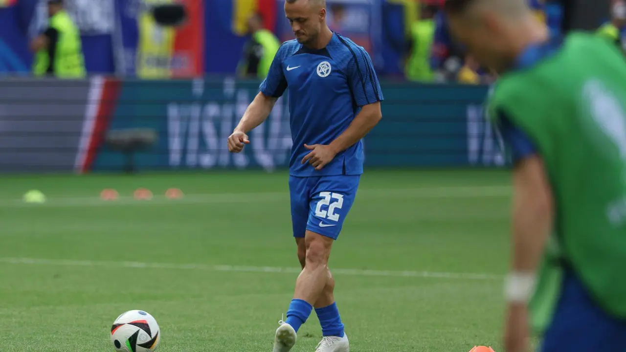 El jugador eslovaco Stanislav Lobotka calienta antes del partido de f&uacute;tbol del grupo E de la Eurocopa 2024 entre Eslovaquia y Rumania, en Frankfurt Main, Alemania. EFE/EPA/MOHAMMED BADRA