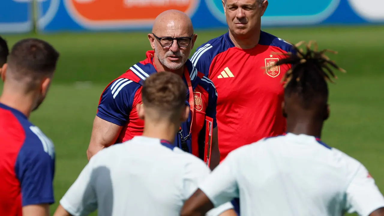 El seleccionador Luis de la Fuente dirige un entrenamiento del combinado espa&ntilde;ol en la localidad alemana de Donaueschingen para preparar el partido de octavos de final en Colonia. EFE/J.J. Guill&eacute;n