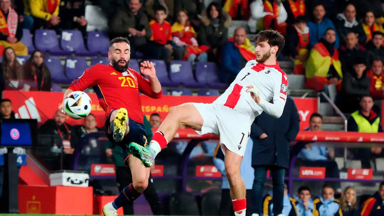 El defensa de la selecci&oacute;n espa&ntilde;ola Dani Carvajal (i) disputa una posesi&oacute;na ante Khvicha Kvaratskhelia en foto de archivo de R. GARCIA. EFE