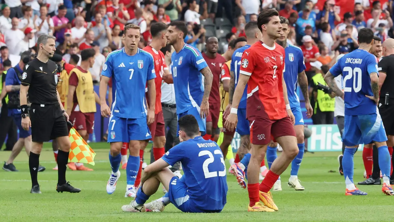 El italiano Alessandro Bastoni lamenta la derrota durante el partido de octavos de la Eurocpa que han jugado Suiza e Italia en Berl&iacute;n, Alemania. EFE/EPA/ABEDIN TAHERKENAREH