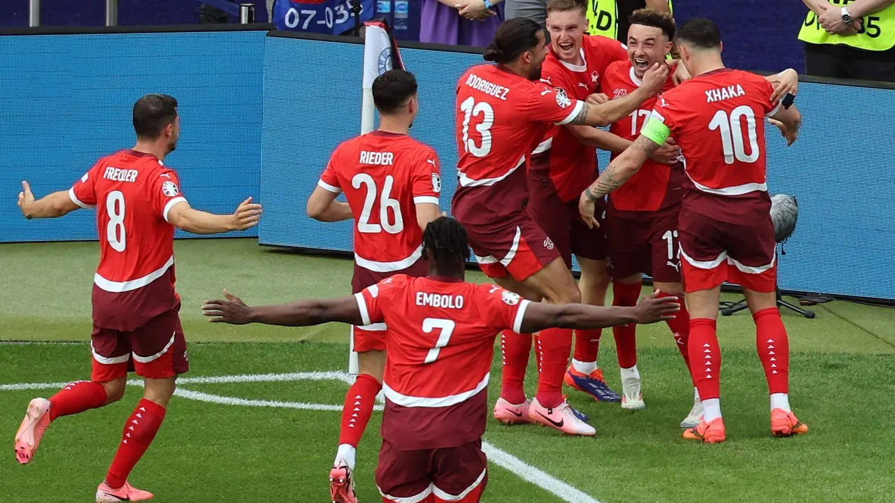 El delantero Ruben Vargas (2d) celebra el 2-0 durante el partido de octavos de la Eurocpa que han jugado Suiza e Italia en Berl&iacute;n, Alemania. EFE/EPA/MOHAMED MESSARA