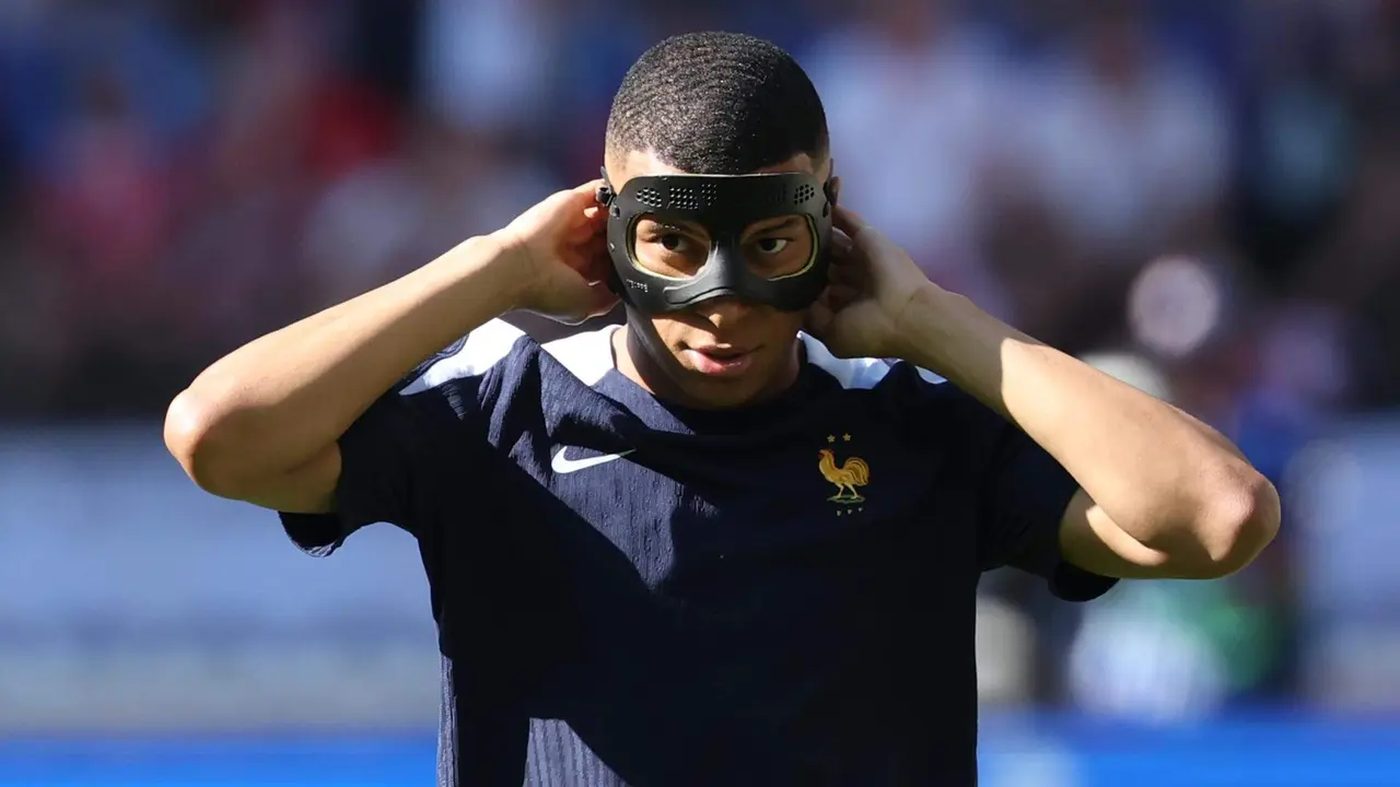El delantero de Francia Kylian Mbapp&eacute; calienta antes del partido ante Polonia, de la fase de grupos de la Eurocopa de f&uacute;tbol, en Dortmund. EFE/FRIEDEMANN VOGEL