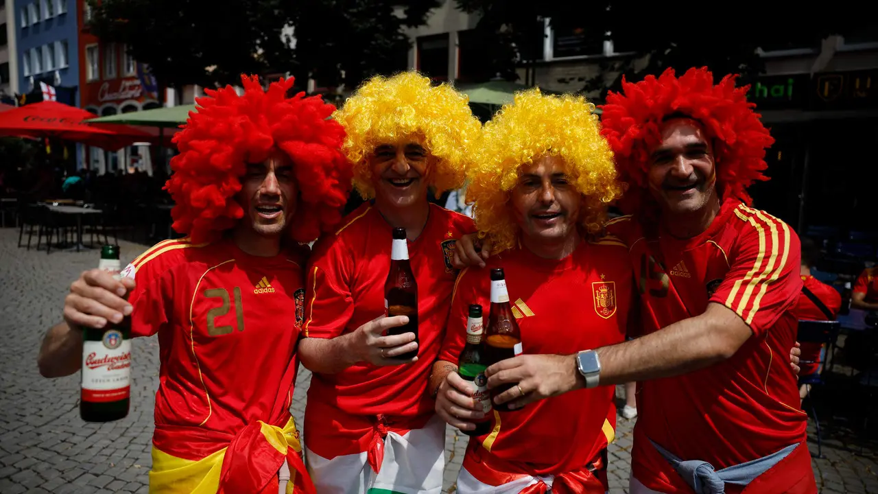 Seguidores de la selecci&oacute;n de f&uacute;tbol de Espa&ntilde;a en una zona de aficionados este domingo en Colonia, Alemania, horas antes del partido que les va a enfrentar a Georgia en los octavos de final de la Eurocopa 2024. EFE/Alberto Estevez
