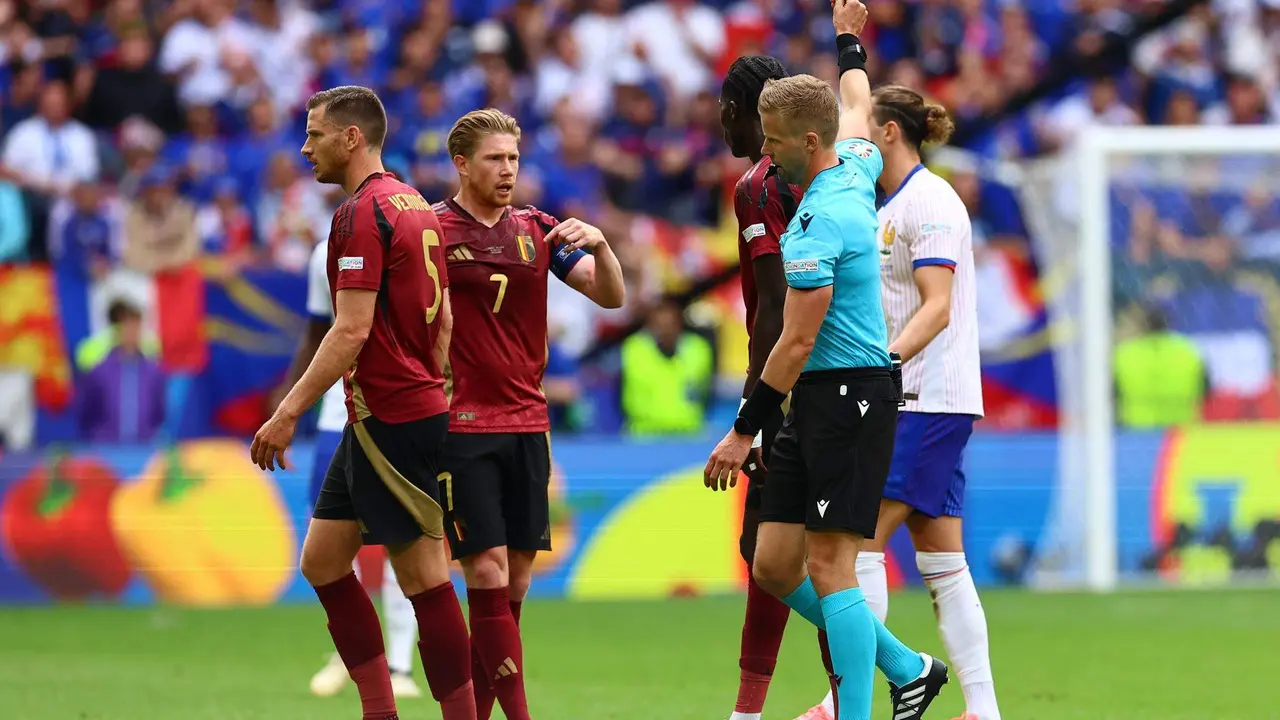 El &aacute;rbitro sueco Glenn Nyberg (2-d) muestra amarilla al franc&eacute;s Adrien Rabiot durante el partido de octavos que han jugado Francia y B&eacute;lgica en D&uuml;sseldorf, Alemania. EFE/EPA/FILIP SINGER