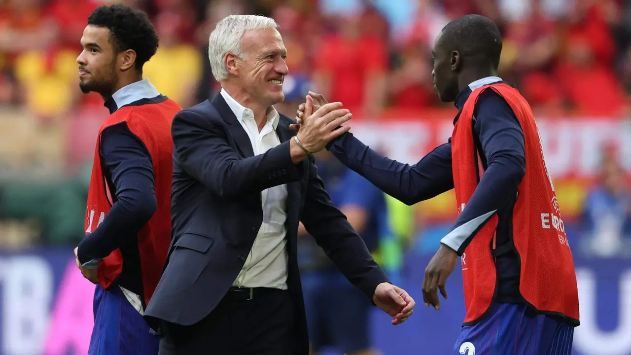 Didier Deschamps, seleccionador de Francia, celebra el pase a cuartos tras el partido que ha enfrentado a Francia y B&eacute;lgica en D&uuml;sseldorf. EFE/EPA/FRIEDEMANN VOGEL