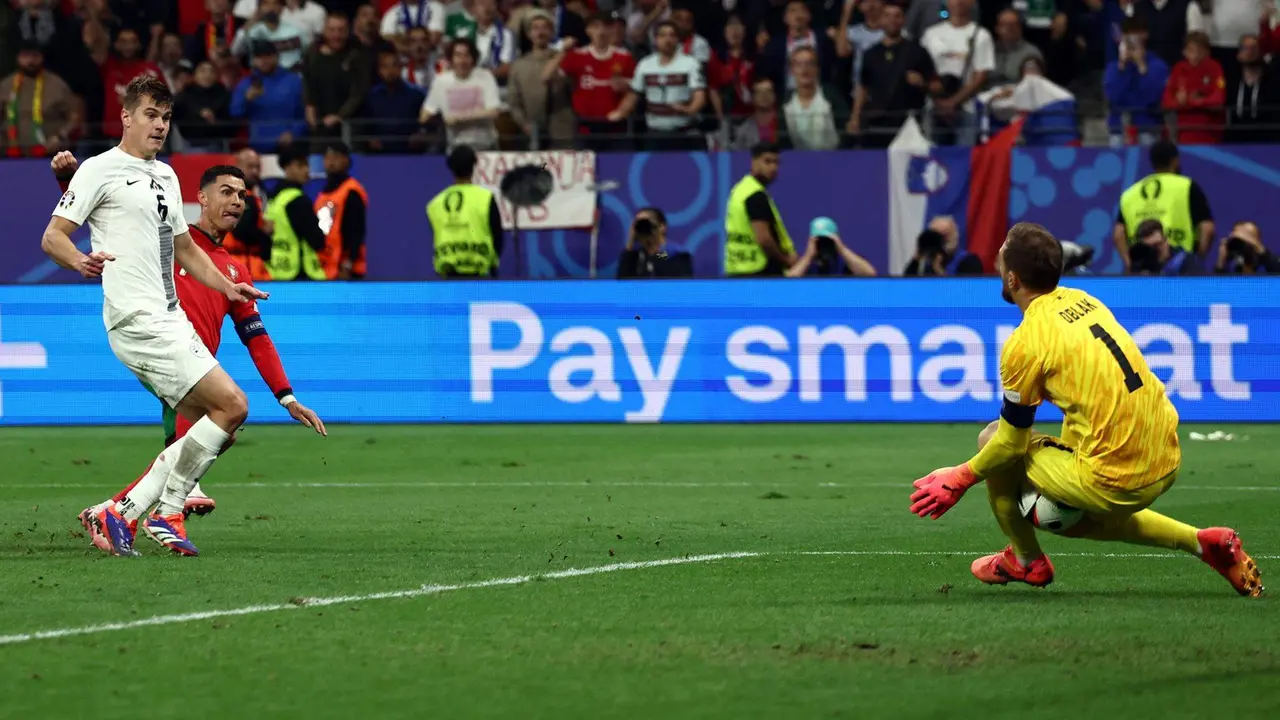 El portero esloveno Jan Oblak (d) evita el gol de Cristiano Ronaldo en los &uacute;ltimos minutos del partido de octavos de final entre Portugal y Eslovenia en Fr&aacute;kfort, Alemania.EFE/EPA/ANNA SZILAGYI