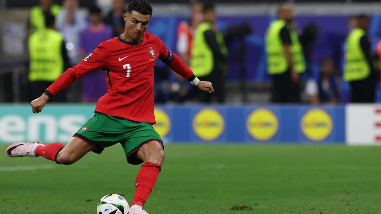 El delantero de Portugal Cristiano Ronaldo lanza el penalti ante Oblak en la pr&oacute;rroga del partido de octavos de final entre Portugal y Eslovenia en Fr&aacute;kfort, Alemania. EFE/EPA/MIGUEL A. LOPES