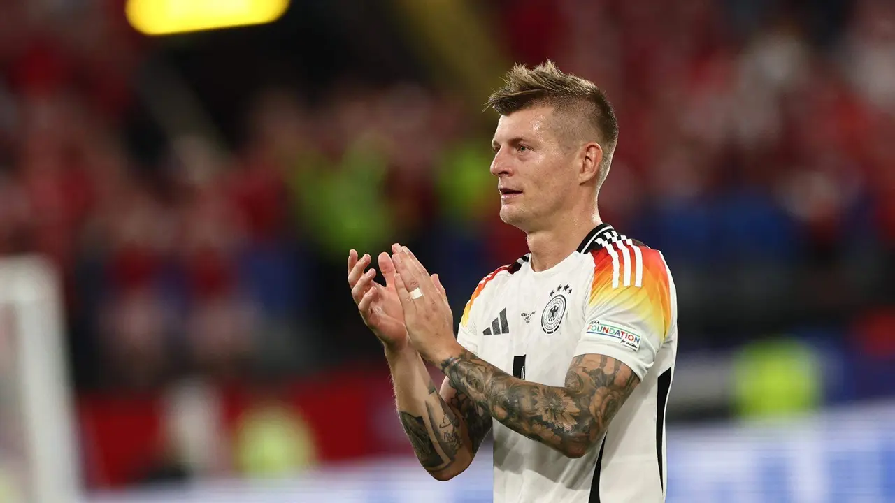 El jugador de la selecci&oacute;n alemana Toni Kroos celebra tras ganar el partido de octavos de final de la Eurocopa 2024 entre Alemania y Dinamarca, en Dortmund. EFE/EPA/ANNA SZILAGYI