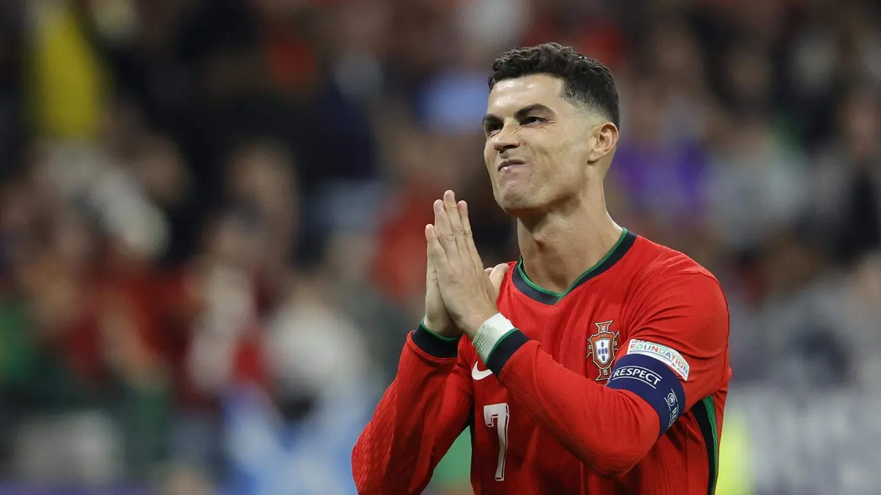 - Cristiano Ronaldo, de Portugal, pide perd&oacute;n durante el partido de octavos de final de la Eurocopa 2024 entre Portugal y Eslovenia s en Frankfurt Main (Alemania). EFE/EPA/ Ronald Wittek