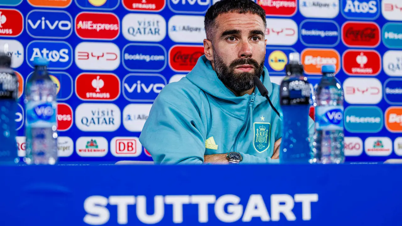 El defensa de la selecci&oacute;n espa&ntilde;ola Dani Carvajal durante la rueda de prensa en la v&iacute;spera del partido de cuartos de final de la Eurocopa de f&uacute;tbol ante Alemania, este jueves en Donaueschingen. EFE/ RFEF SOLO USO EDITORIAL, SOLO DISPONIBLE PARA ILUSTRAR LA NOTICIA QUE ACOMPA&Ntilde;A (CR&Eacute;DITO OBLIGATORIO)