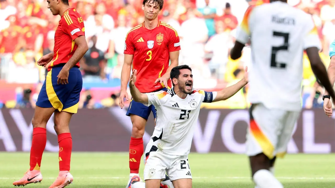 El central Robin Le Normand se lamenta mientras el alem&aacute;n Ilkay Guendogan pide amarilla para el espa&ntilde;ol durante el partido de cuartos de la Eurocopa 2024 entre Espa&ntilde;a y Alemania en Stuttgart, Alemania EFE/EPA/FRIEDEMANN VOGEL