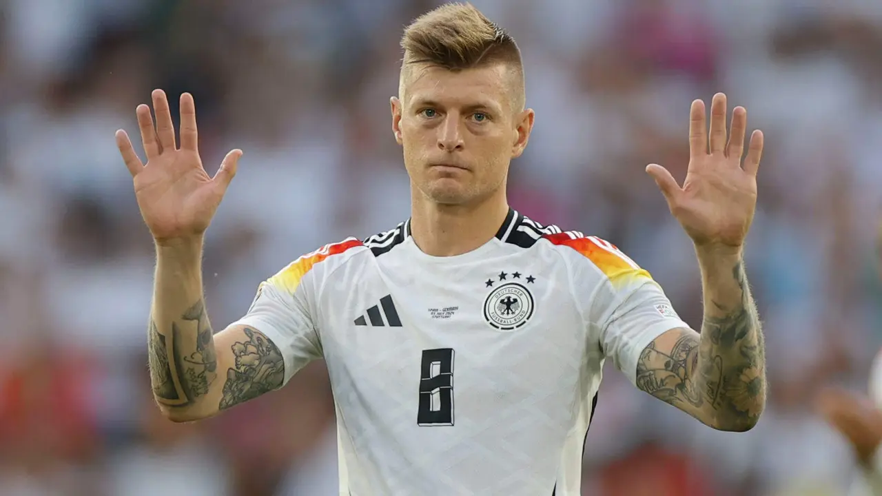 El centrocampista de la selecci&oacute;n alemana Toni Kroos se despide de su afici&oacute;n al t&eacute;rmino del partido de cuartos de final de la Eurocopa que Espa&ntilde;a y Alemania han disputado este viernes en Stuttgart. Kroos disput&oacute; su &uacute;ltimo partido como futbolista profesional. EFE/Alberto Est&eacute;vez