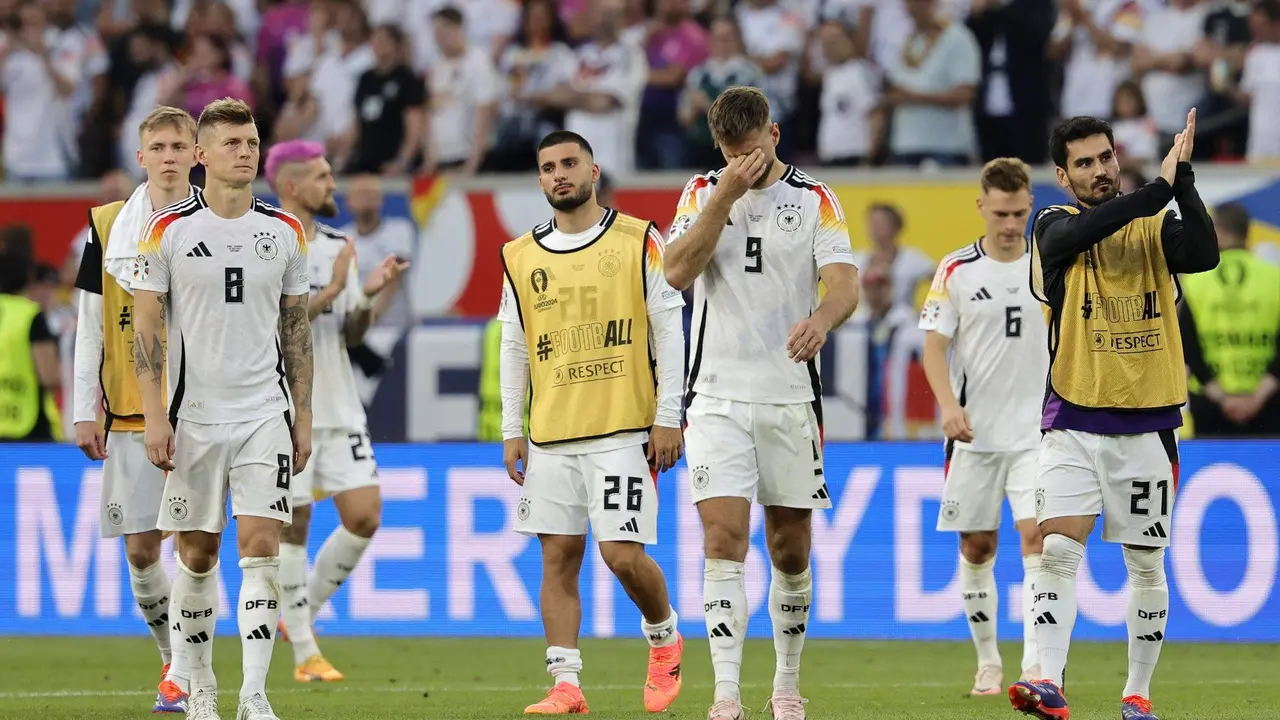 Jugadores de la selecci&oacute;n alemana lamentan la eliminaci&oacute;n del equipo en los cuartos de final de la Eurocopa 2024 a manos de Espa&ntilde;a. EFE/EPA/RONALD WITTEK