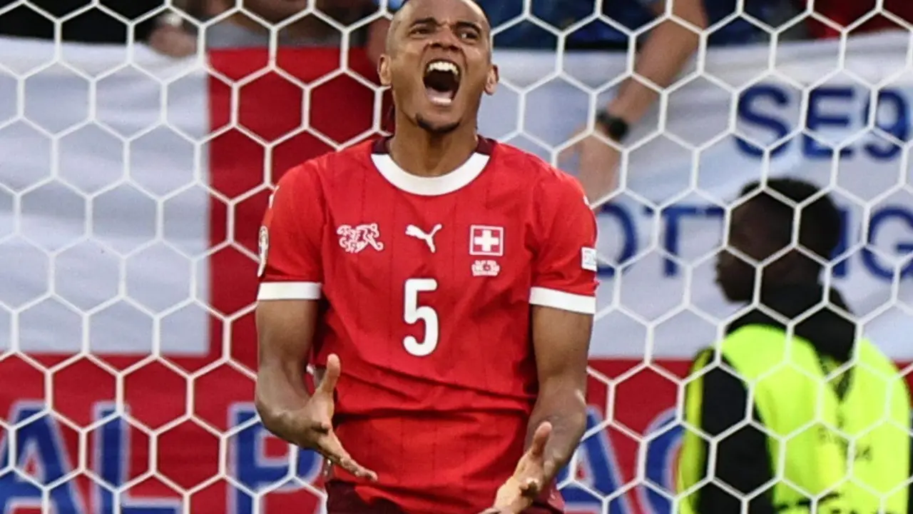 El cnetral Manuel Akanji lamenta su fallo del penalti durante el partido de cuartos que han jugado Inglaterra y Suiza en D&uuml;sseldorf, Alemania. EFE/EPA/ANNA SZILAGYI