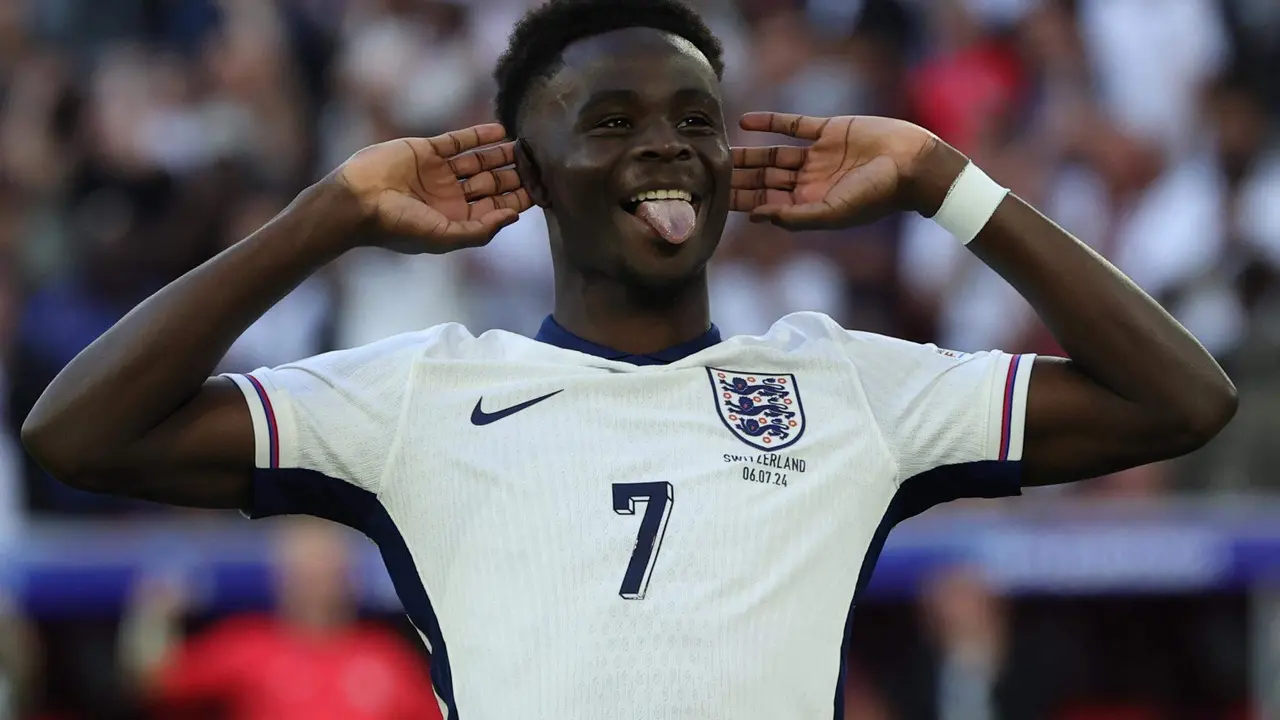 Bukayo Saka, futbolista de la selecci&oacute;n de Inglaterra, celebra su gol en Dusseldorf, Alemania, EFE/EPA/GEORGI LICOVSKI