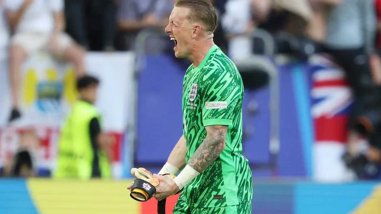 El portero ingl&eacute;s Jordan Pickford celebra la victoria en la tanda de penaltis frente a Suiza. EFE/EPA/FRIEDEMANN VOGEL