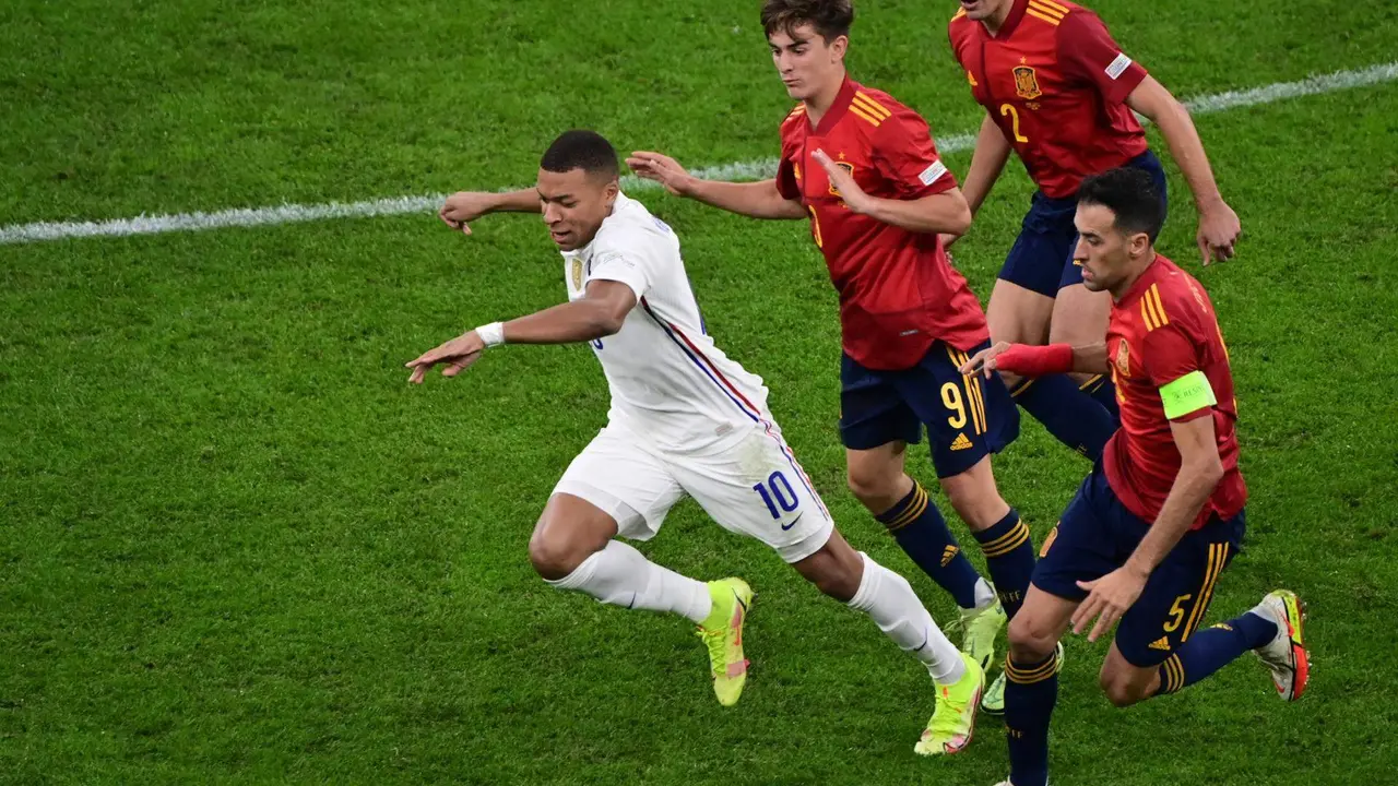 El franc&eacute;s Kylian Mbappe (I) en acci&oacute;n perseguido por los espa&ntilde;oles Gavi (C), Cesar Azpilicueta y and Sergio Busquets (d) durante la final de la Liga de Naciones de 2021 disputada en Mil&aacute;n, Itali) EFE/EPA/Marco Betorello
