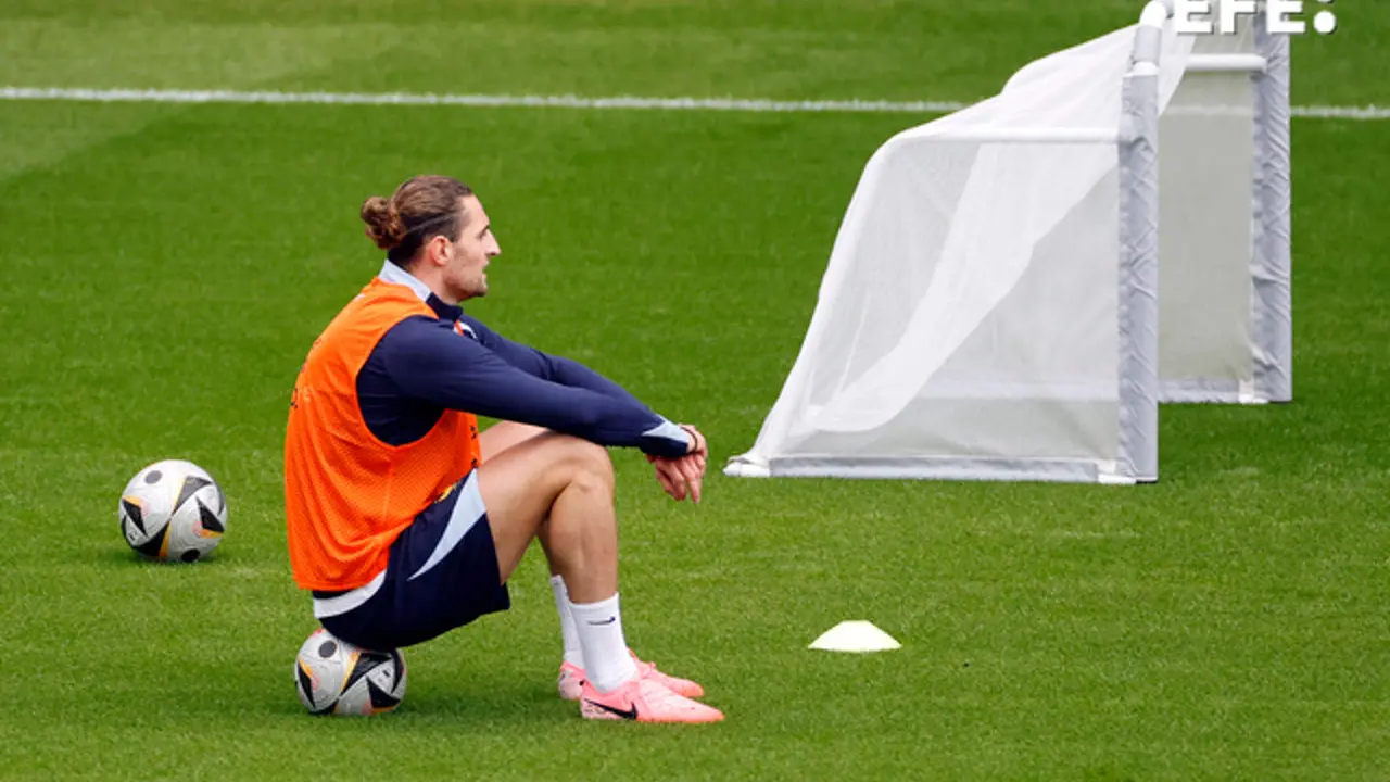 El franc&eacute;s Adrien Rabiotdurante un entrenamiento previo al partido de Espa&ntilde;a del pr&oacute;ximo martes en M&uacute;nich, Alemania. EFE/Alberto Estevez