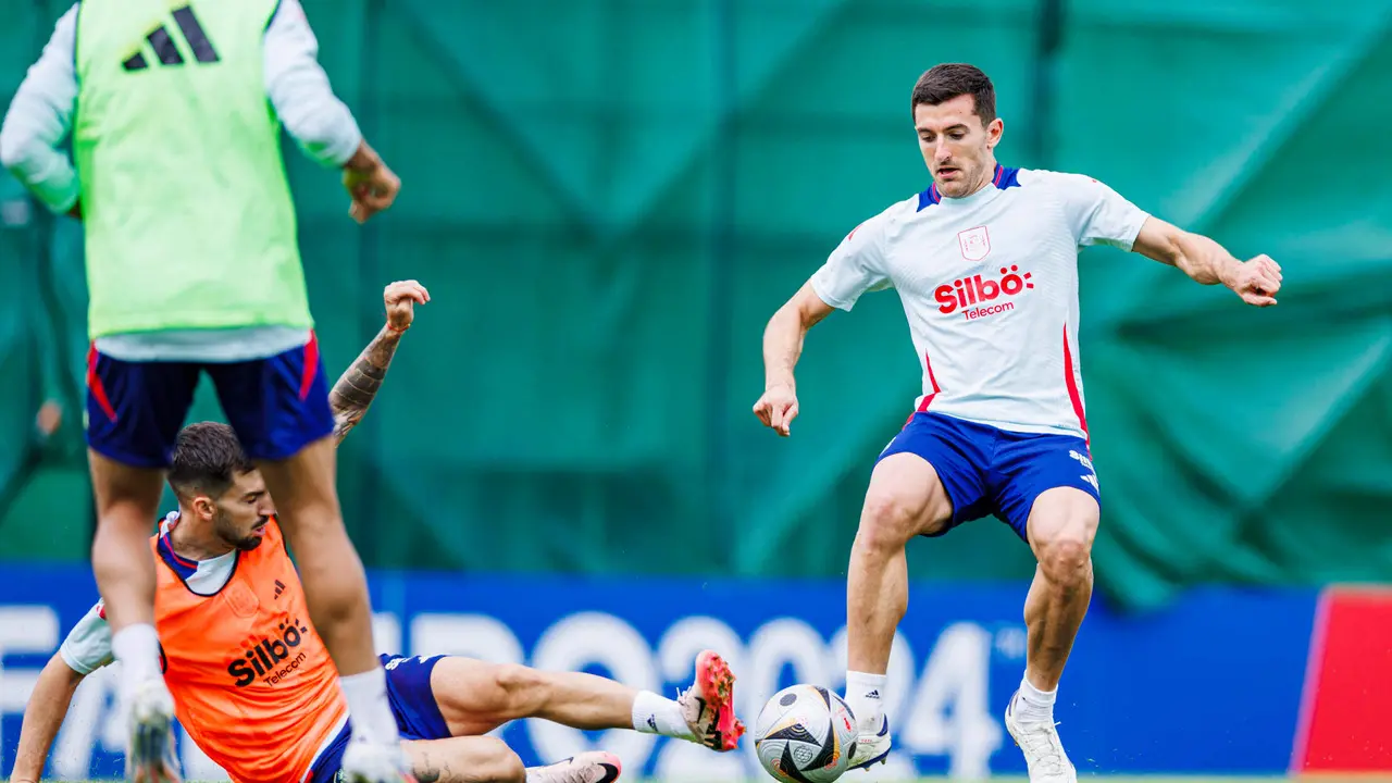 El jugador de la selecci&oacute;n espa&ntilde;ola de f&uacute;tbol Daniel Vivian, durante la rueda de prensa este domingo. El combinado espa&ntilde;ol se enfrentar&aacute; a Francia en el partido de semifinales de la Eurocopa 2024, que se disputar&aacute; el pr&oacute;ximo 9 de junio.- EFE/ Pablo Garc&iacute;a/RFEF
