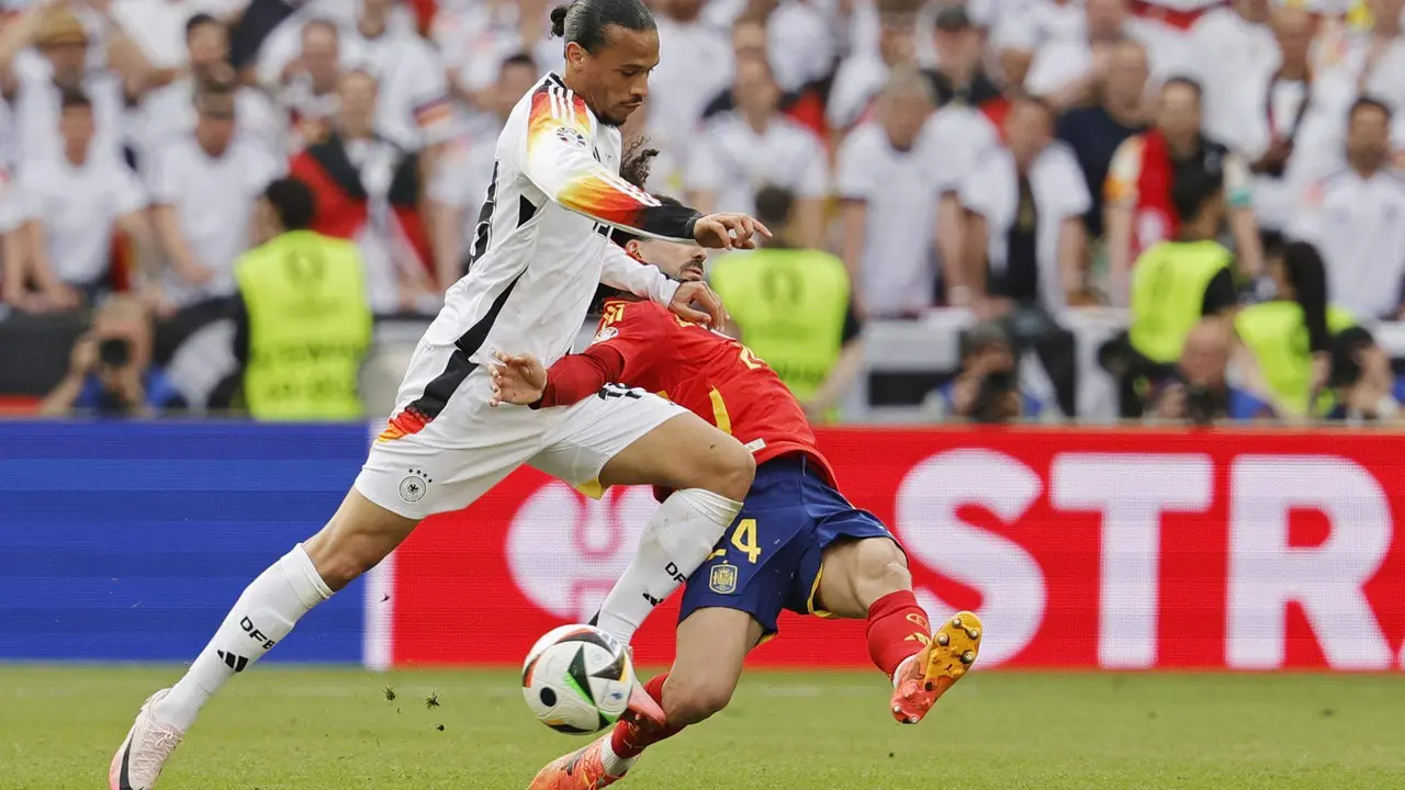El jugador alem&aacute;n Leroy San&eacute; (i) y el espa&ntilde;ol Marc Cucurella (d) en acci&oacute;n durante el partido de f&uacute;tbol de cuartos de final de la Eurocopa 2024 entre Espa&ntilde;a y Alemania, en Stuttgart. EFE/EPA/RONALD WITTEK