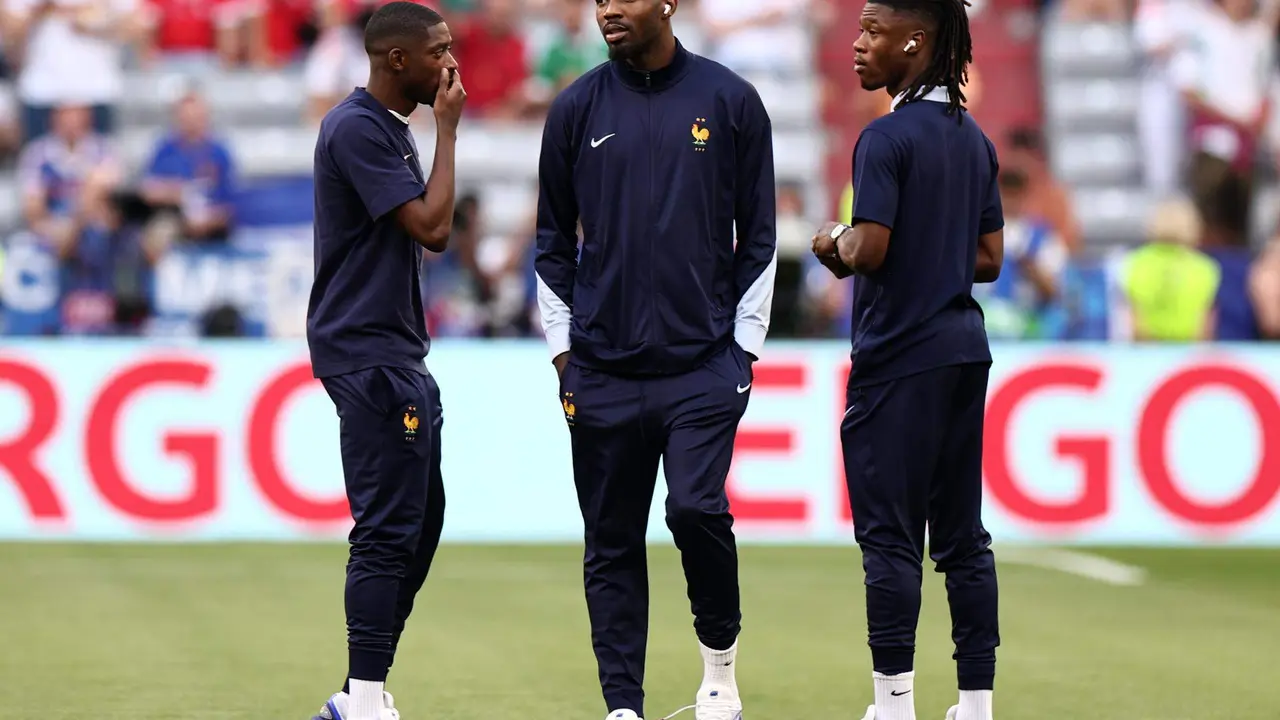 (I-D) Ousmane Dembele, Marcus Thuram, y Eduardo Camavinga sobre el c&eacute;sped del estadio de M&uacute;nich, Alemania.EFE/EPA/ANNA SZILAGYI