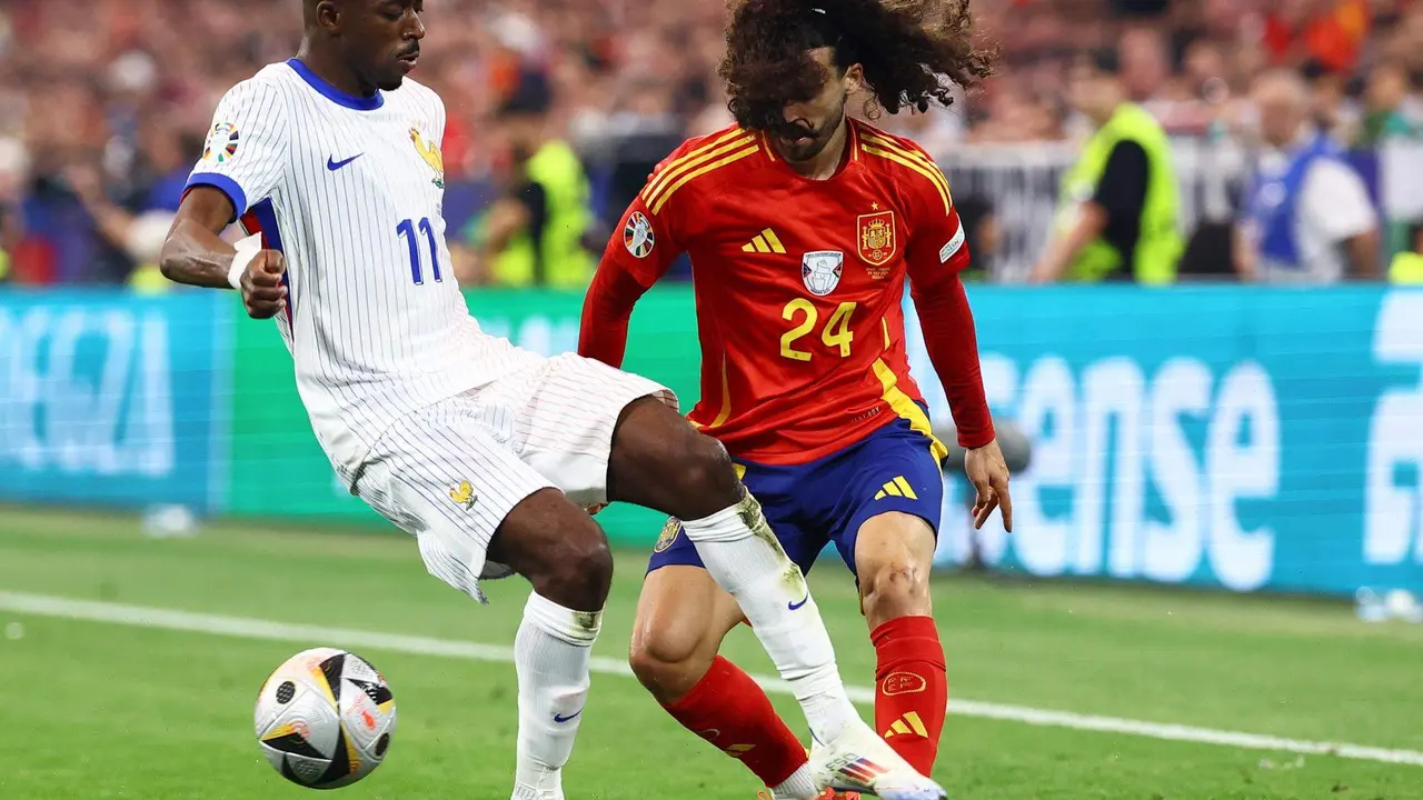 El jugador franc&eacute;s Ousmane Dembele (I) y Marc Cucurella durante la semifinal en M&uacute;nich, Alemania. EFE/EPA/FILIP SINGER